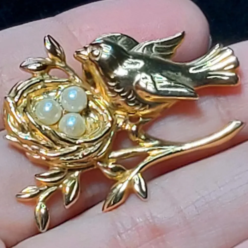 Elegant Mother Bird 3 Eggs Faux Pearls Gold Tone Brooch Pin Unsigned 1